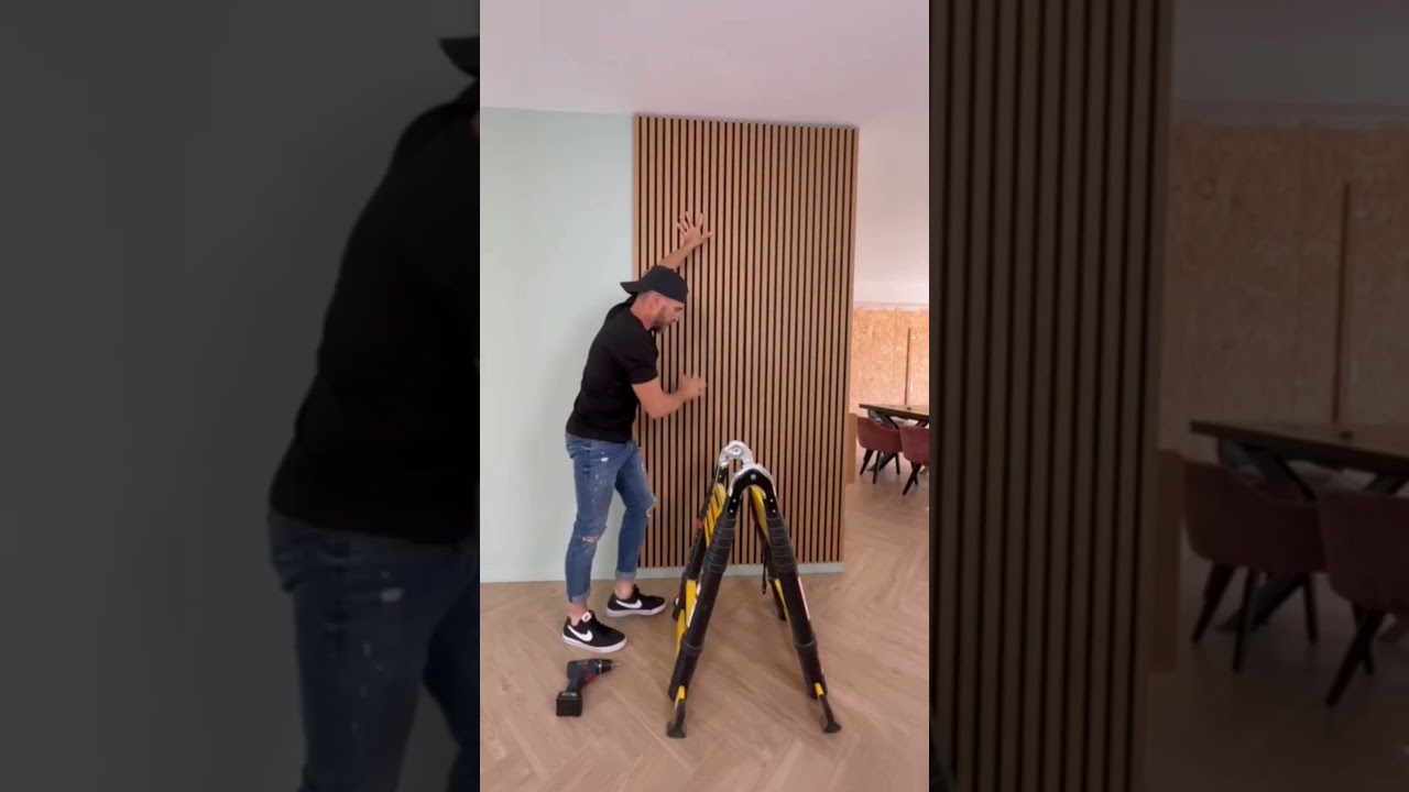 Pose de panneaux acoustiques muraux dans une entr&eacute;e.