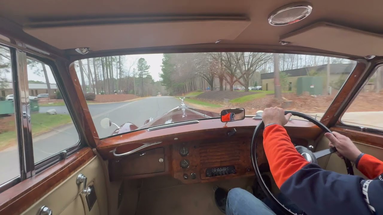 Rolls Royce Silver Wraith driving video