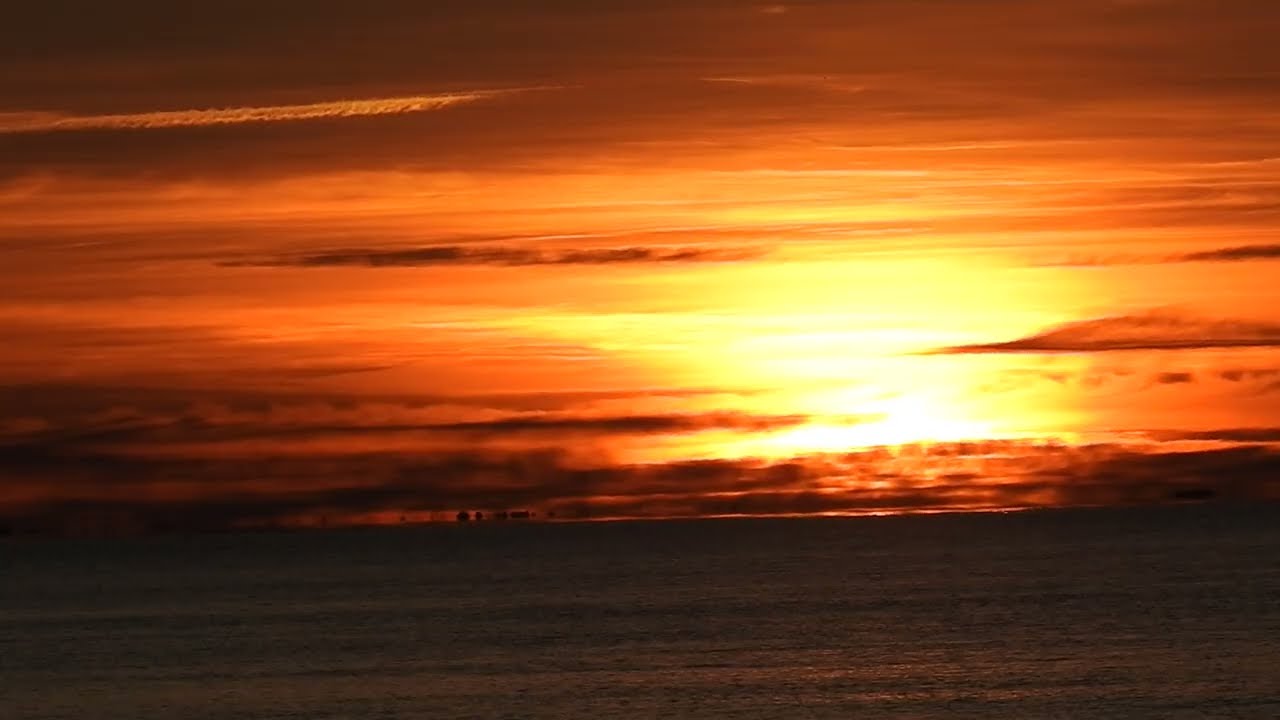 Lever de soleil sur la Méditerranée à Palavas. Sunrise over the Mediterranean at Palavas.