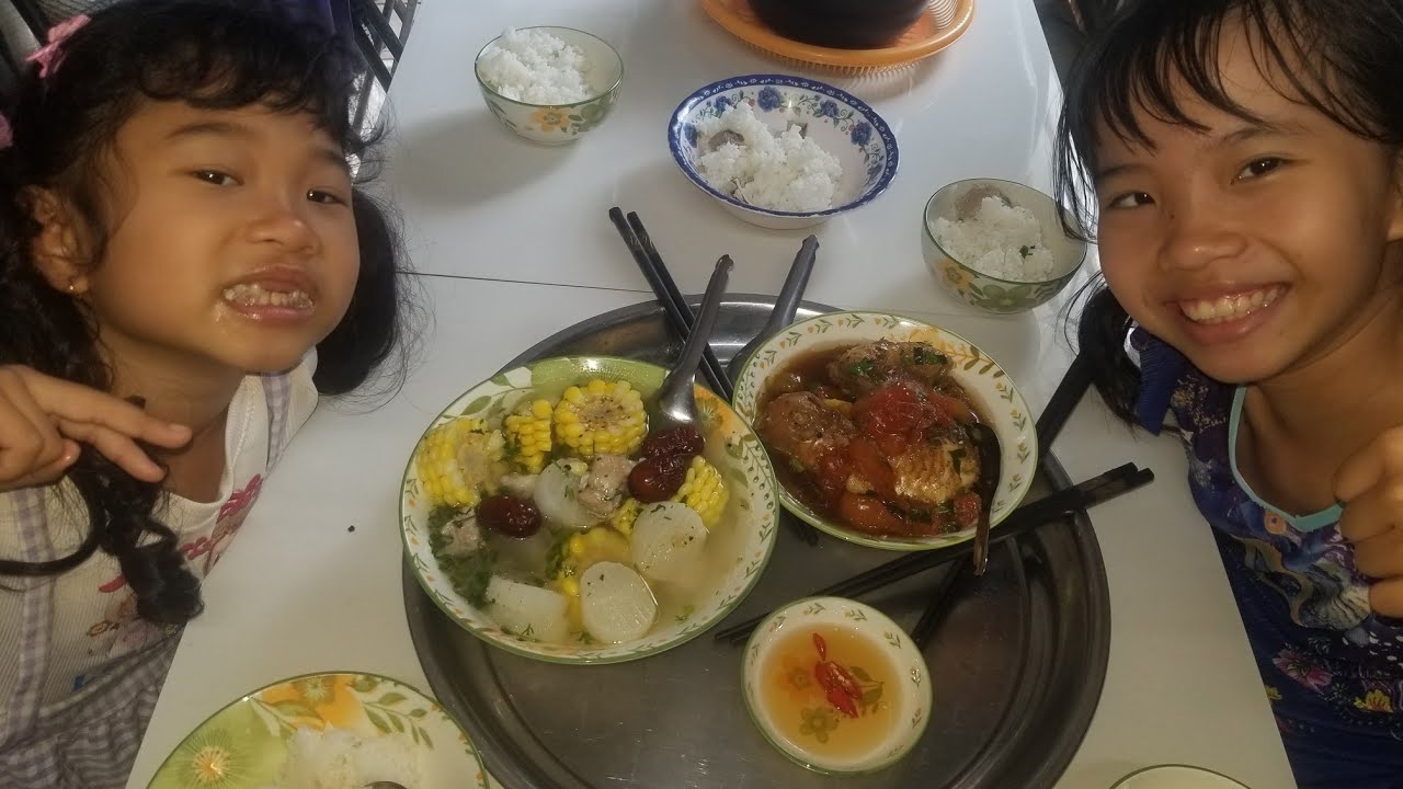 Live 9 vào bếp nấu cơm trưa - Sườn heo hầm canh và cá điêu hồng kho cà chua
