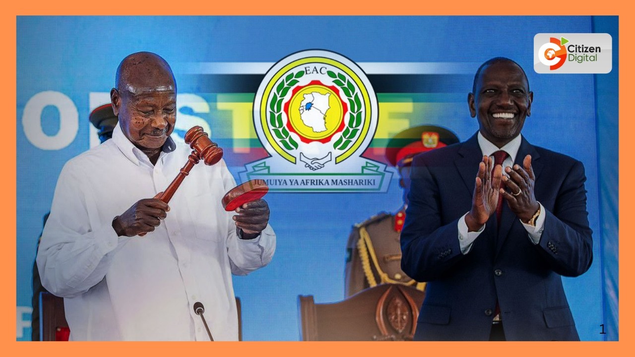 Rais Ruto amkabidhi Museveni uenyekiti wa EAC katika kongamano la Arusha