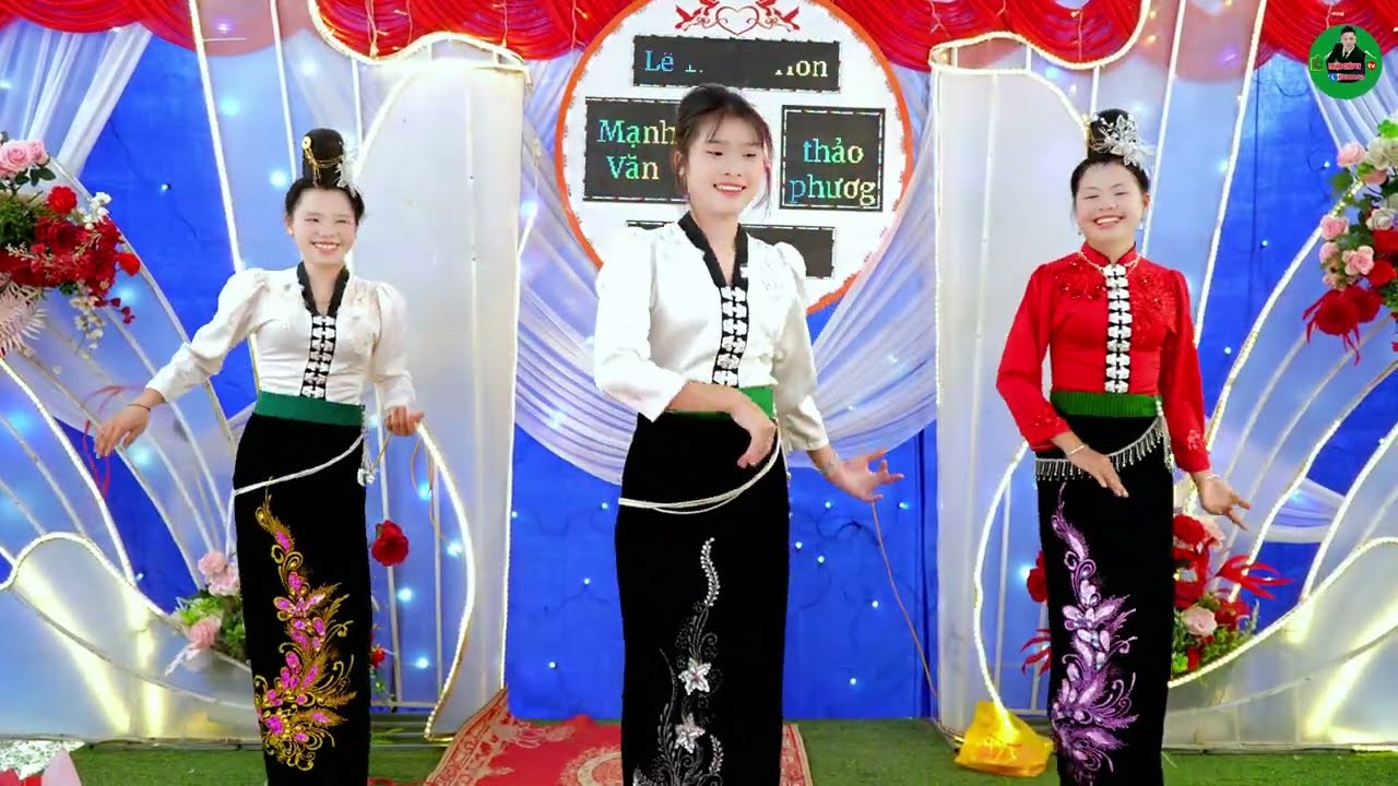 Đội múa gia đình mừng lễ thành hôn mạnh văn & thảo phương bản thẳm ổn é tòng