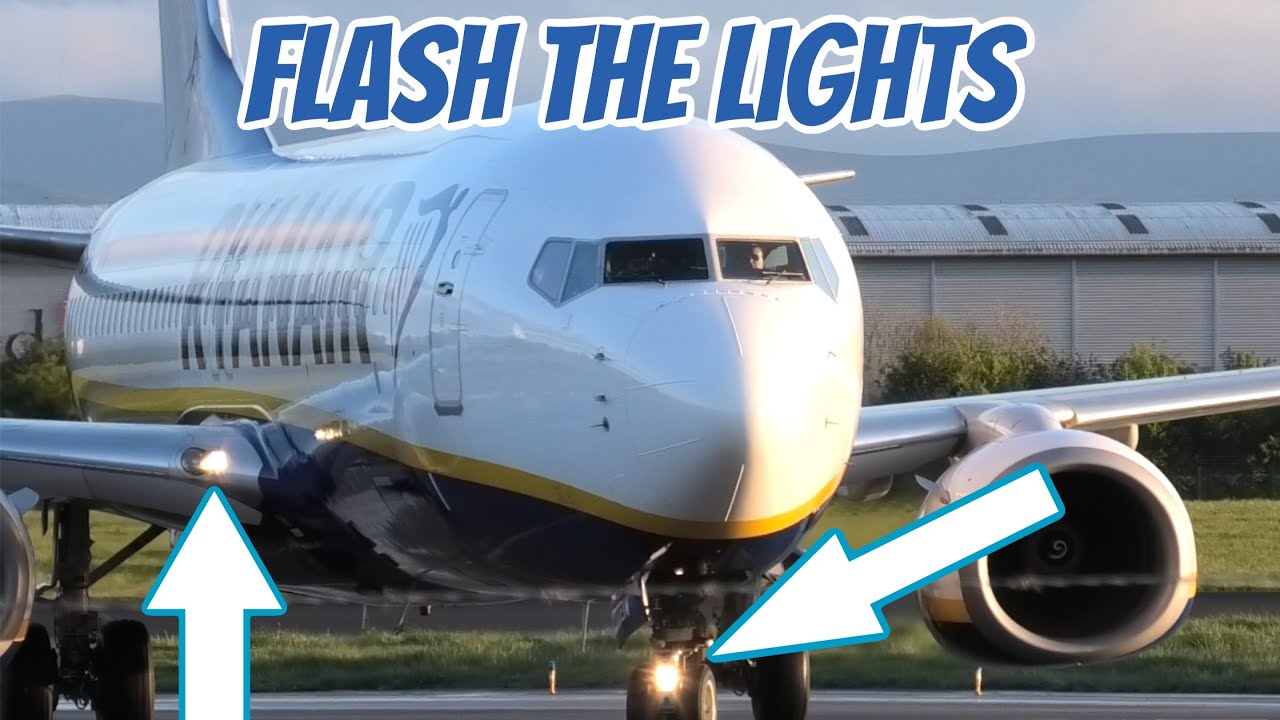 Ryanair pilot flashes landing lights at me #aviation #planespotting #ryanair #aeroplane