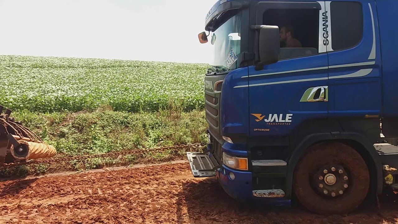 Scania R480 sendo desatolada por  John Deere 7195