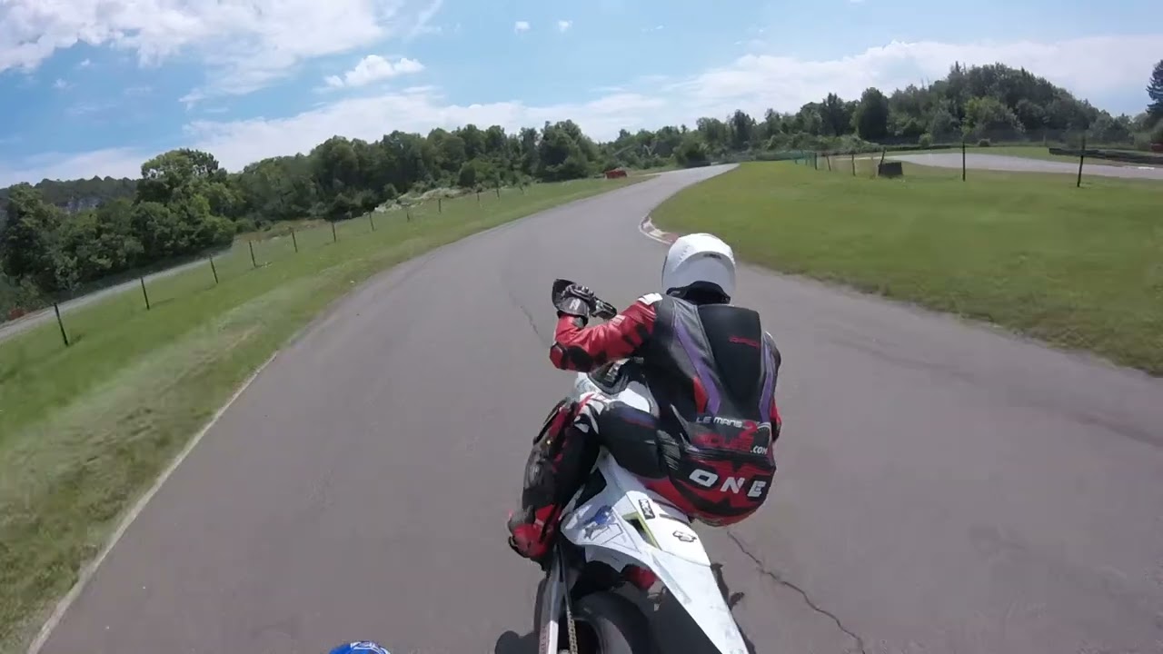 Une Stark Varg vs une 450 yzf sur circuit