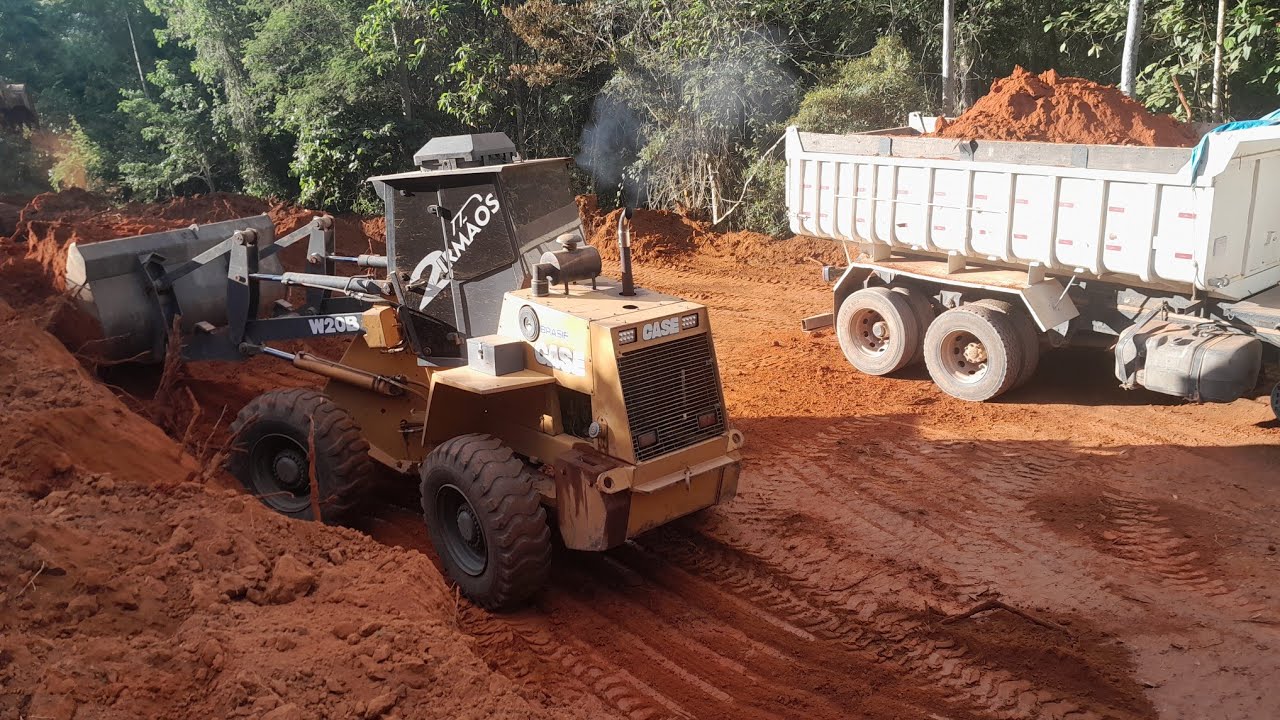 pa carregadeira e escavadeira abrindo estrada - caminhão puxando terra (weel loader)