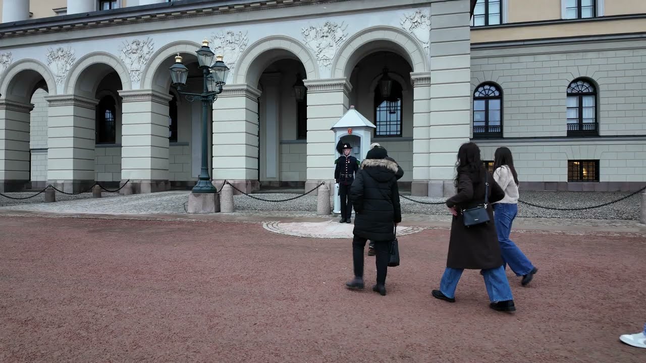 WALKING IN OSLO’S ROYAL PARK 🇳🇴 | King’s Palace Park Walk in Norway