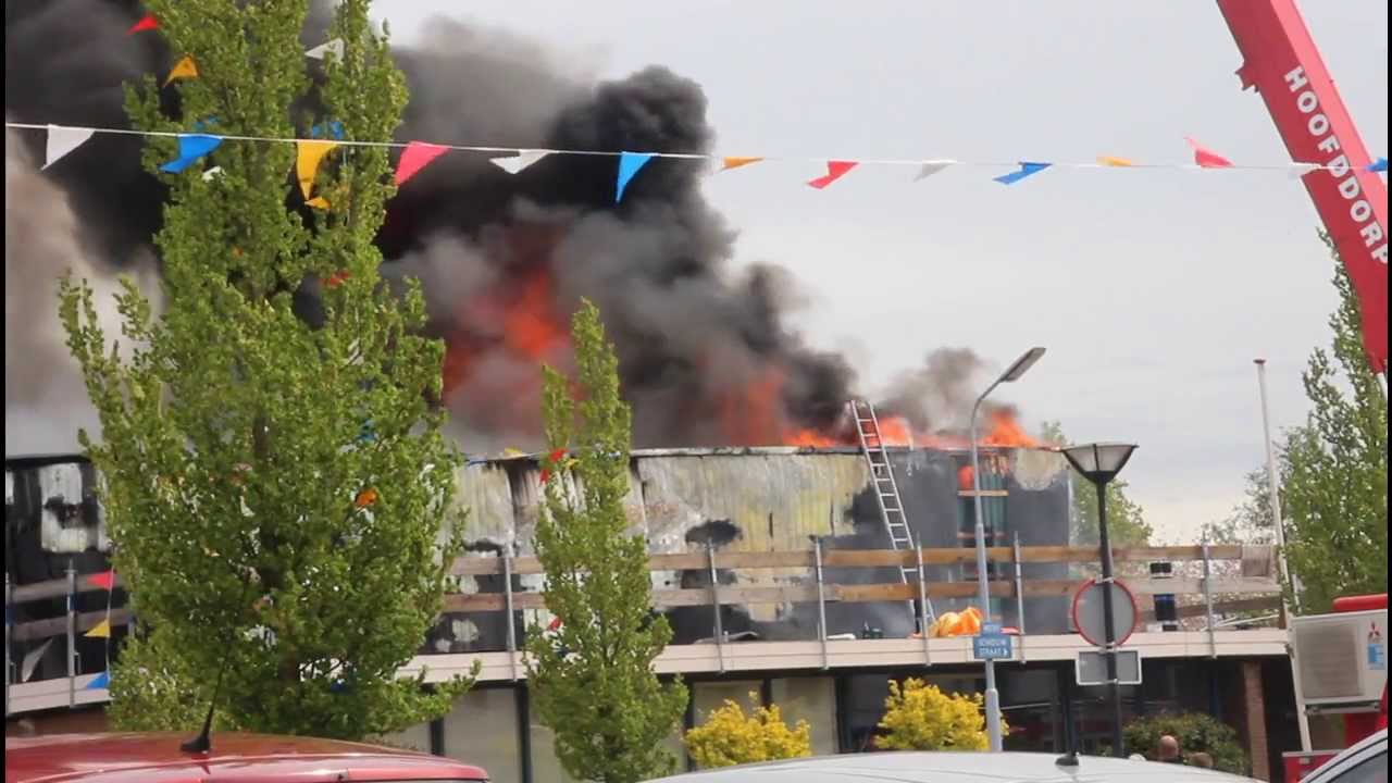 REPORTAGE - Luchtalarm bij zeer grote brand in Rijsenhout