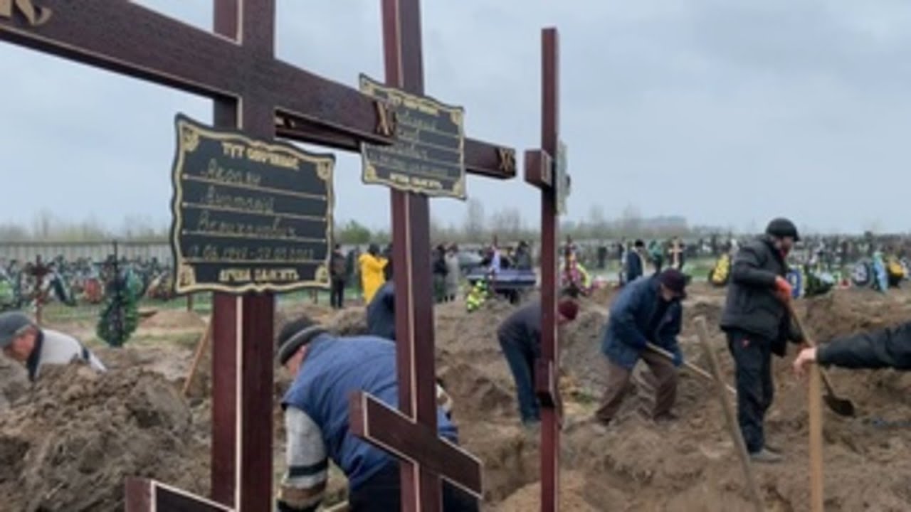 En busca de seres queridos entre los cadáveres de Bucha