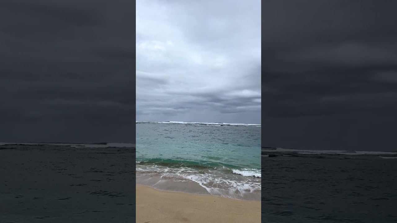 New Kona low storm rolling in over the North Shore this morning. Going to be a wet few days!🌊☔️🌀⚡️