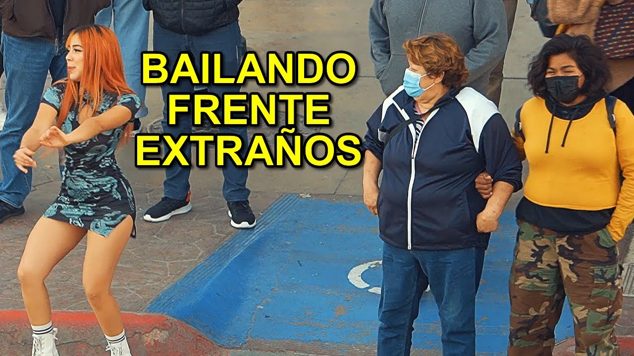 Bailando y cantando frente a desconocidos // Bromas en la calle - Lily Hurtado