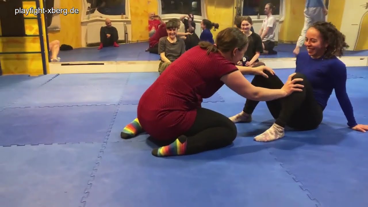 playfight scene - starke frauen haben spa&szlig; miteinander #wrestling #contactimprovisation