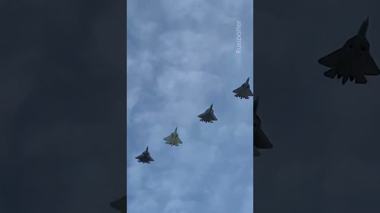 &laquo;Стая&raquo; СУ-57 (Sukhoi SU-57) над Москвой (версия для #shorts )
