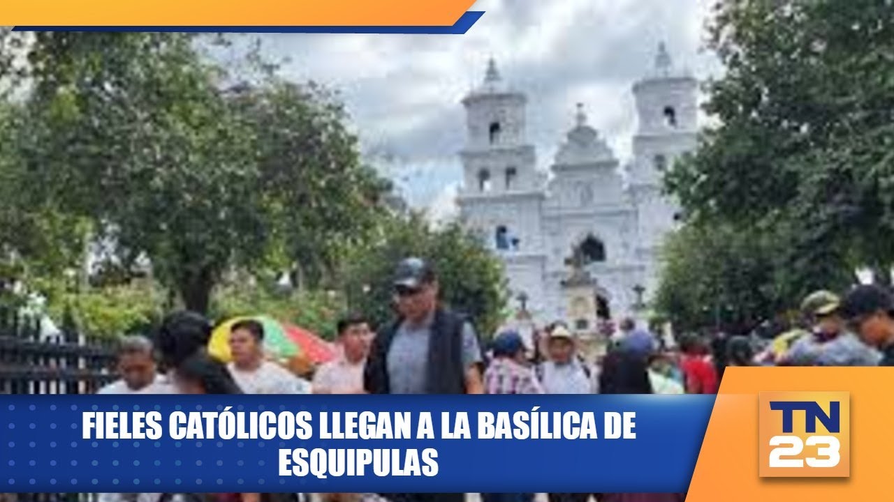 Fieles católicos llegan a la Basílica de Esquipulas