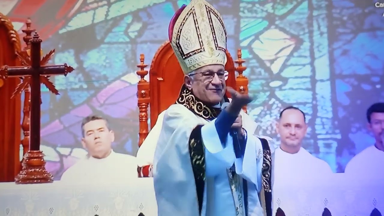 Linda umilia deste bispo carismático sobre a igreja católica apostólica romana. Nó acampamento enfe