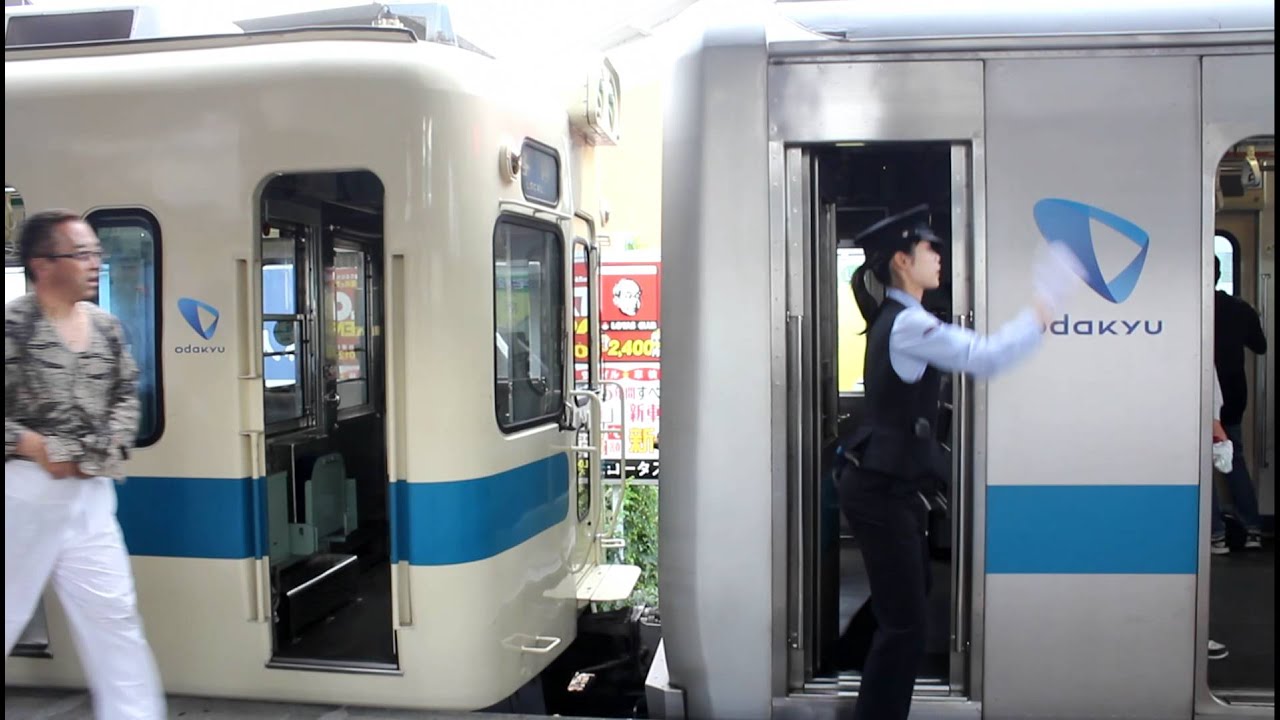 急行小田原行き（後ろ４両各停小田原行き）3264F+5065F　新松田駅での分割｜Scene of the Odakyu express train being separated (Japan)