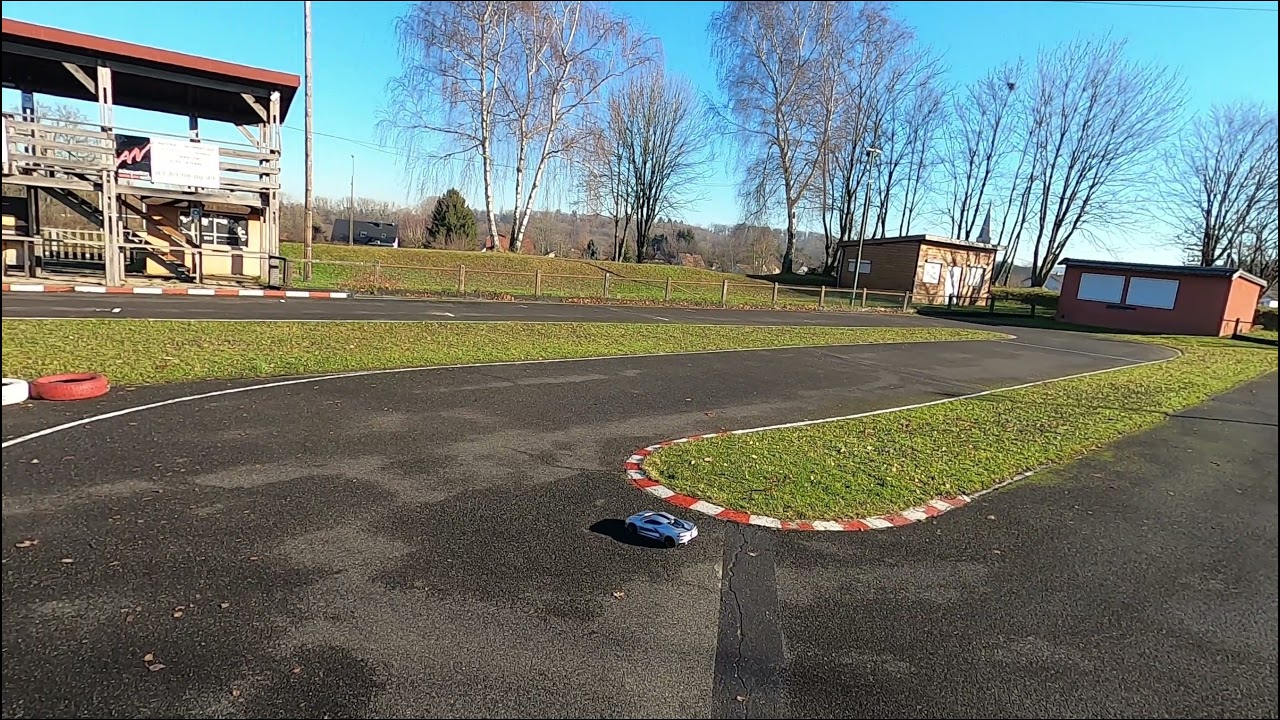 TRAXXAS CORVETTE 4TEC 3.0  BRUSHLESS 2s  au circuit 5°c , bah s'en sort super