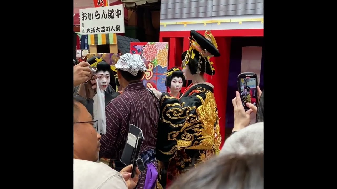 Not many tourists can see it in Japan. Oiran parade, the old tradition