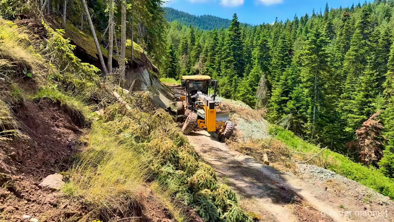 Как грейдер Deere 670 ремонтирует дороги и склоны, снесенные оползнями? #грейдер
