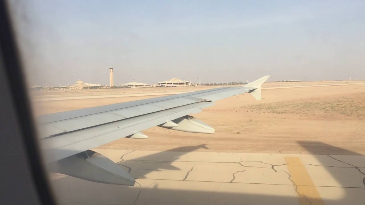هبوط الخطوط السعودية في مطار الملك خالد في الرياض