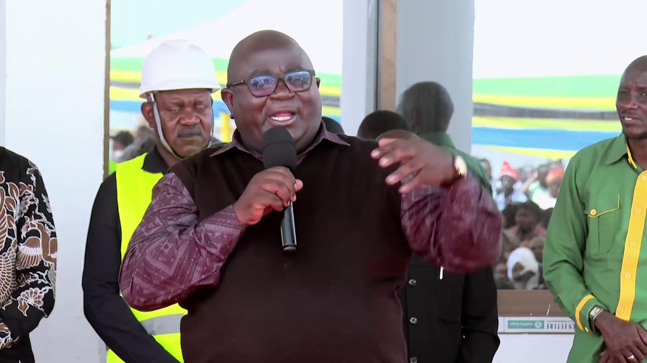 WAZIRI MKUU ANAWEKA JIWE LA MSINGI JENGO LA HALMASHAURI