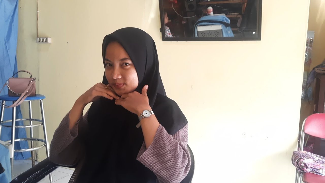 HAIRCUT BEAUTYFULL GIRL BEHIND HER BLACK HIJAB