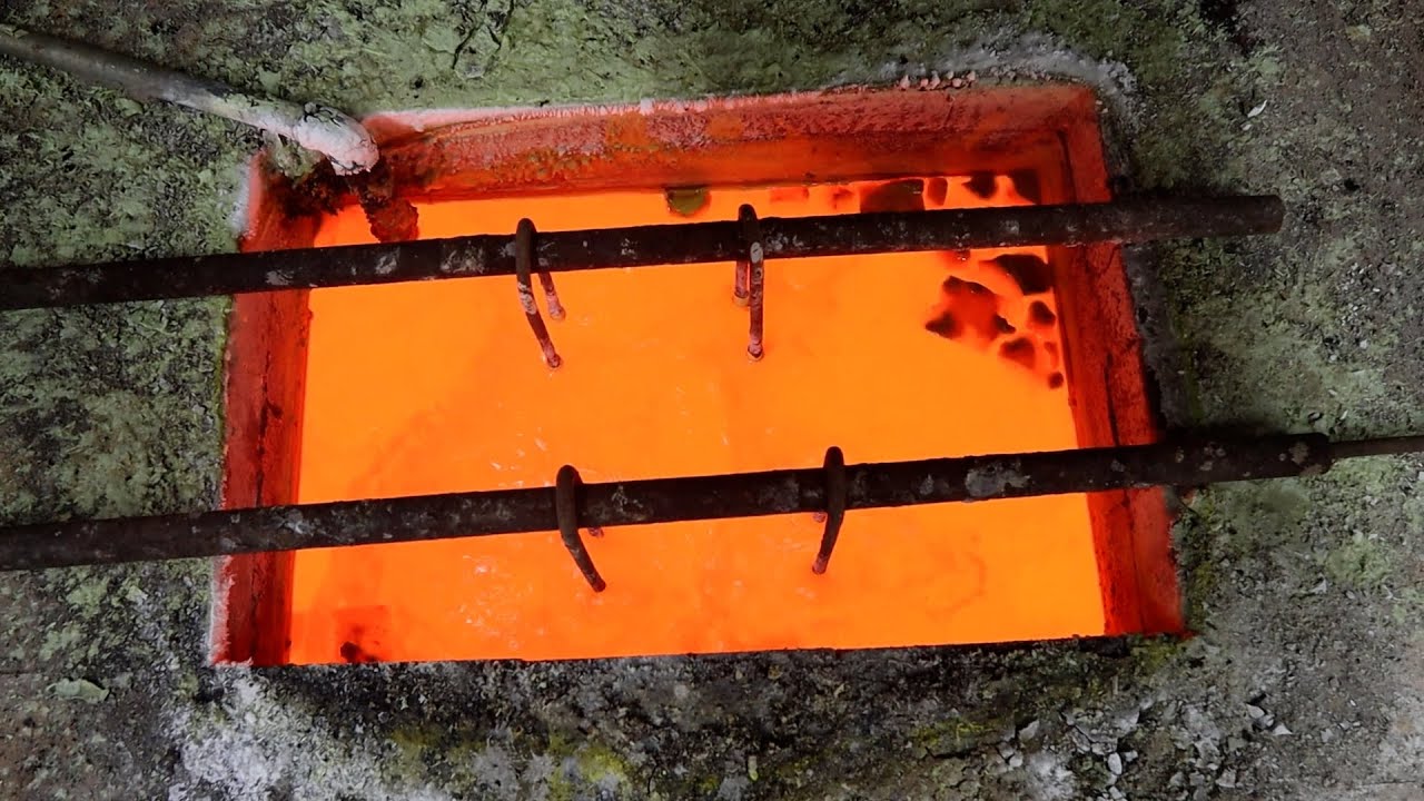 Heat treating an anvil sleeve molten salt quenching bath