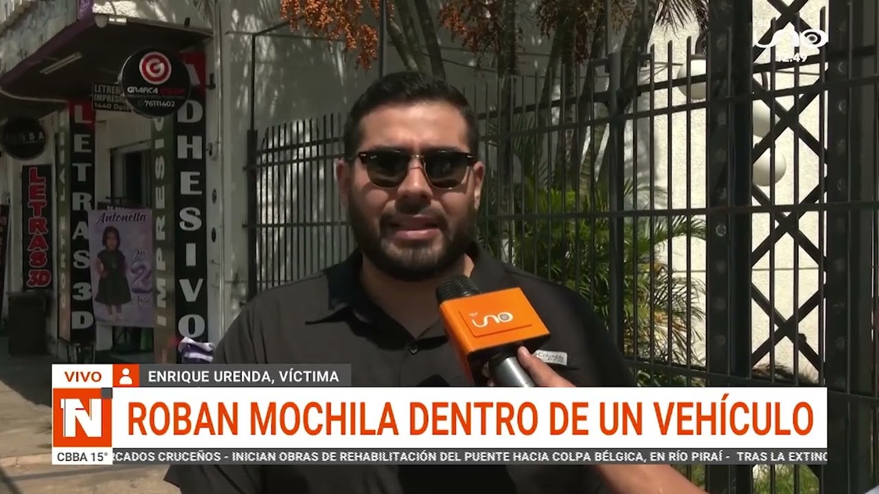 ROBAN MOCHILA DENTRO DE UN VEHÍCULO