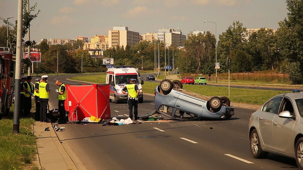 ŚMIERTELNY WYPADEK NA ULICY STELLA SAWICKIEGO W KRAKOWIE - MOTOCYKLISTA UDERZA W BOK OSOBÓWKI