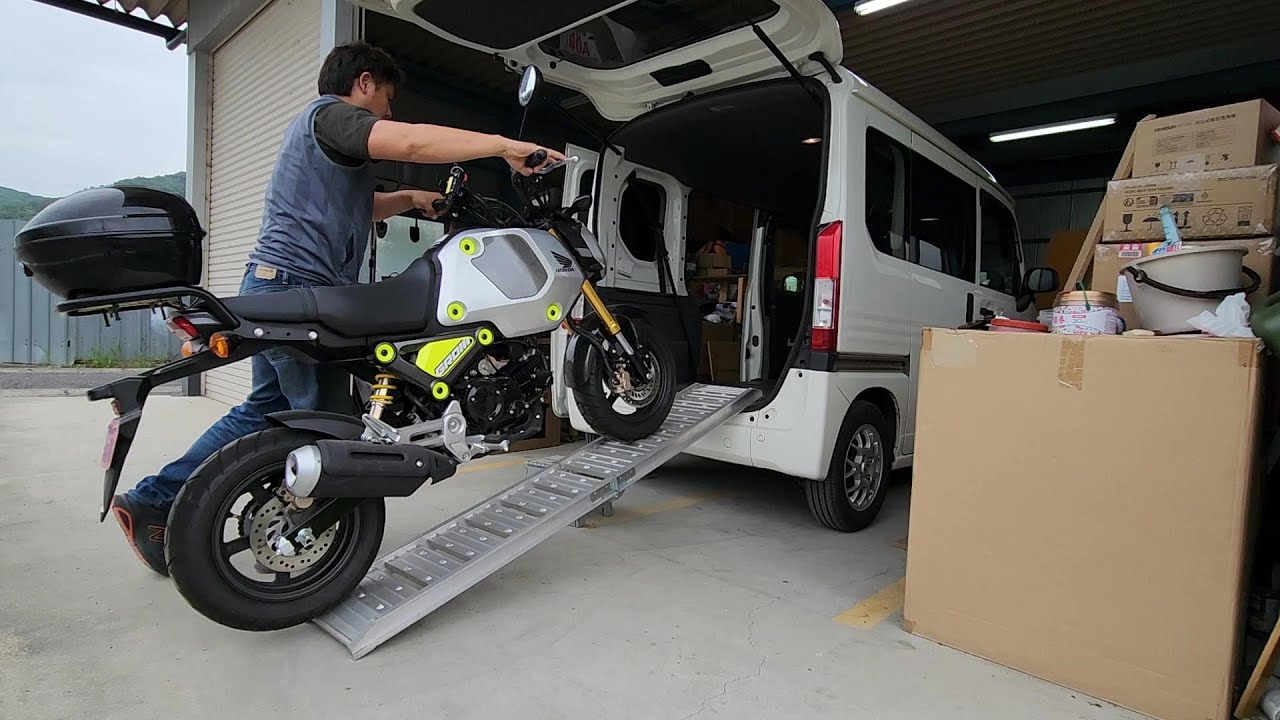 日本一安いN-VANにバイクを積むのは超危険!?車中泊時のレイアウトも兼ねておじさんが一人で頑張ってみた結果･･･