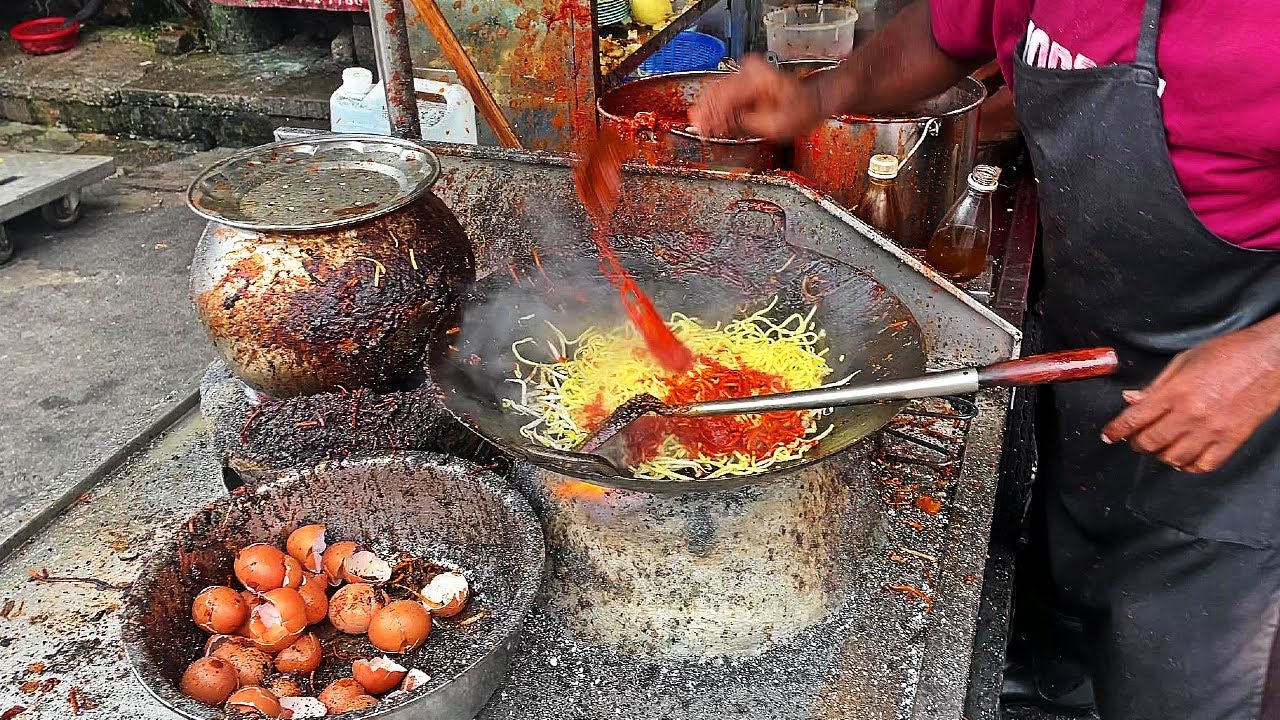 This is PENANG's Legendary Mee Goreng Mamak - 60 Year Famous | Jelutong Night Market