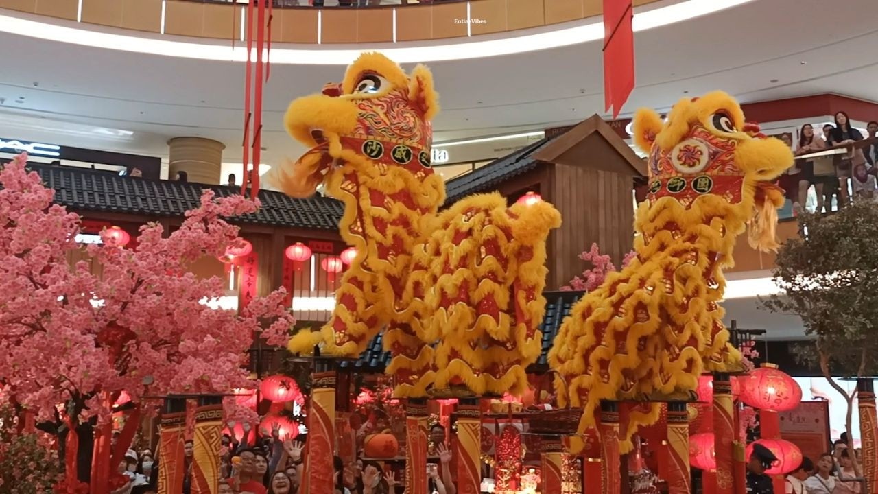 Lion Dance at Midvalley Southkey Johor Bahru 满满的年味，新山踩高跷舞狮