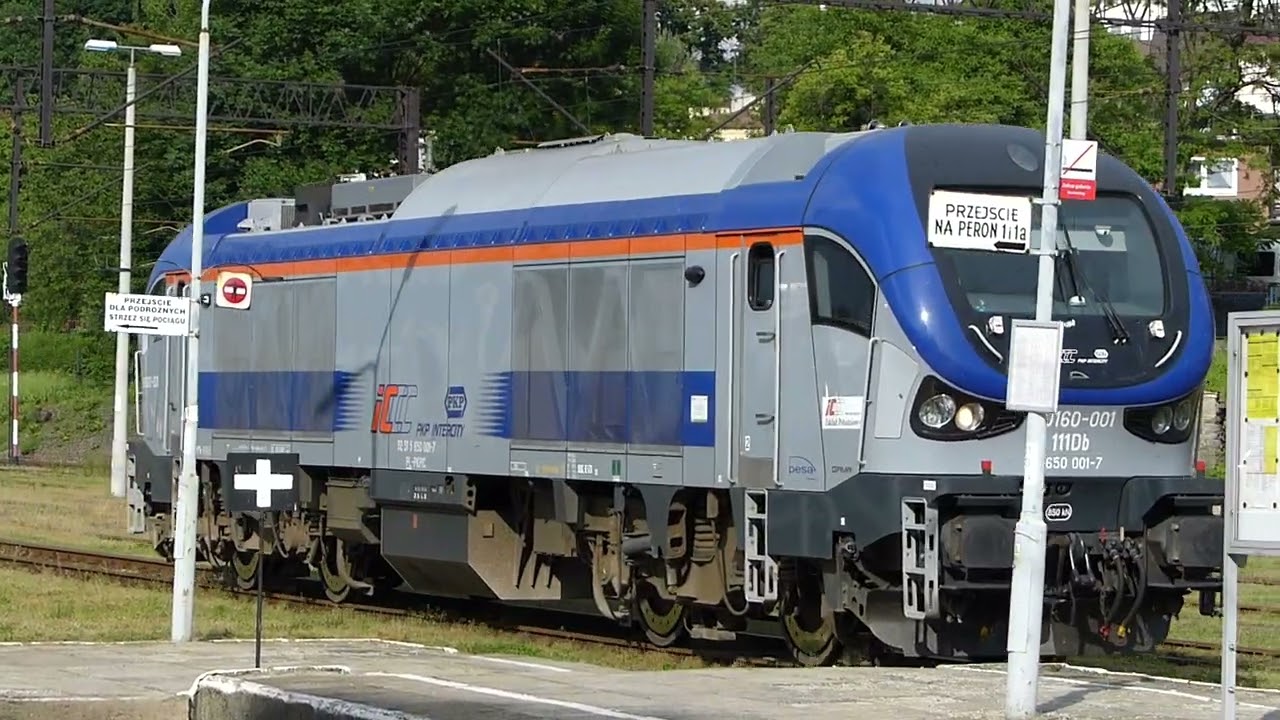 SU160-001 z TLK Staszic rel.Bydgoszcz Główna-Zagórz manewruje do składu na stacji Jasło, 05.06.2016