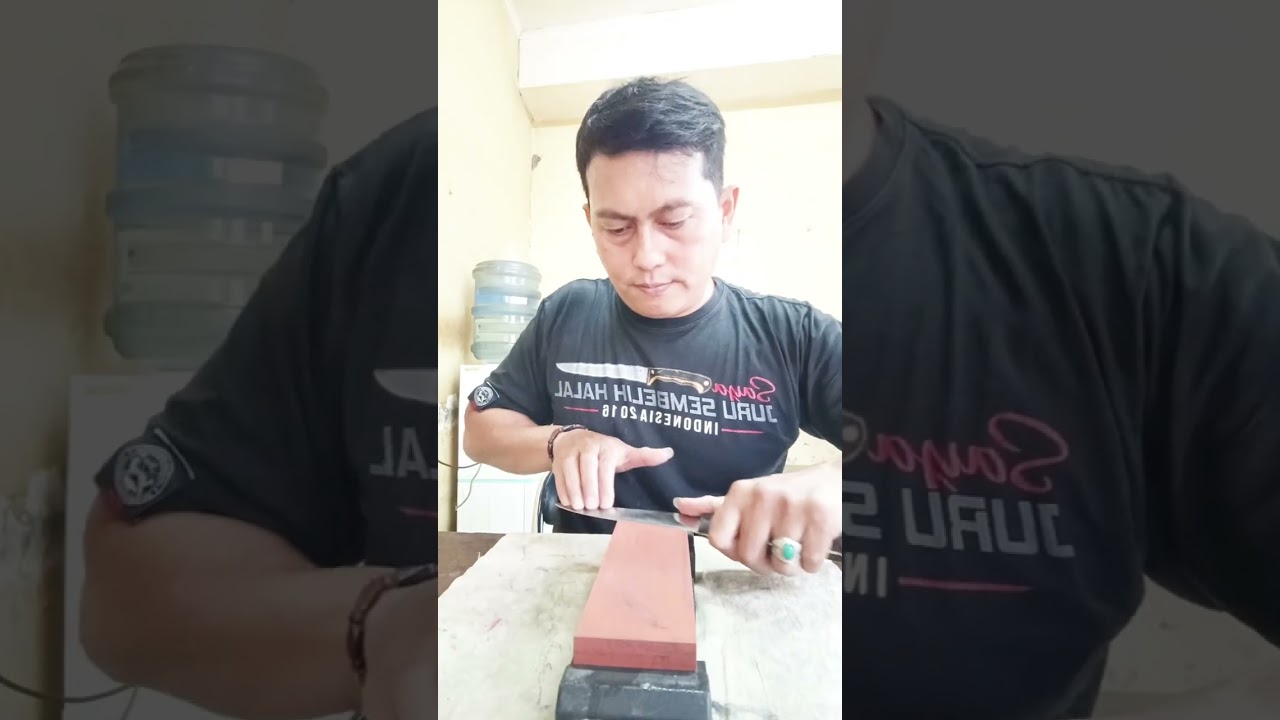 Asah pisau n695 di batu grit 400 sampai slice gulungan kertas 
