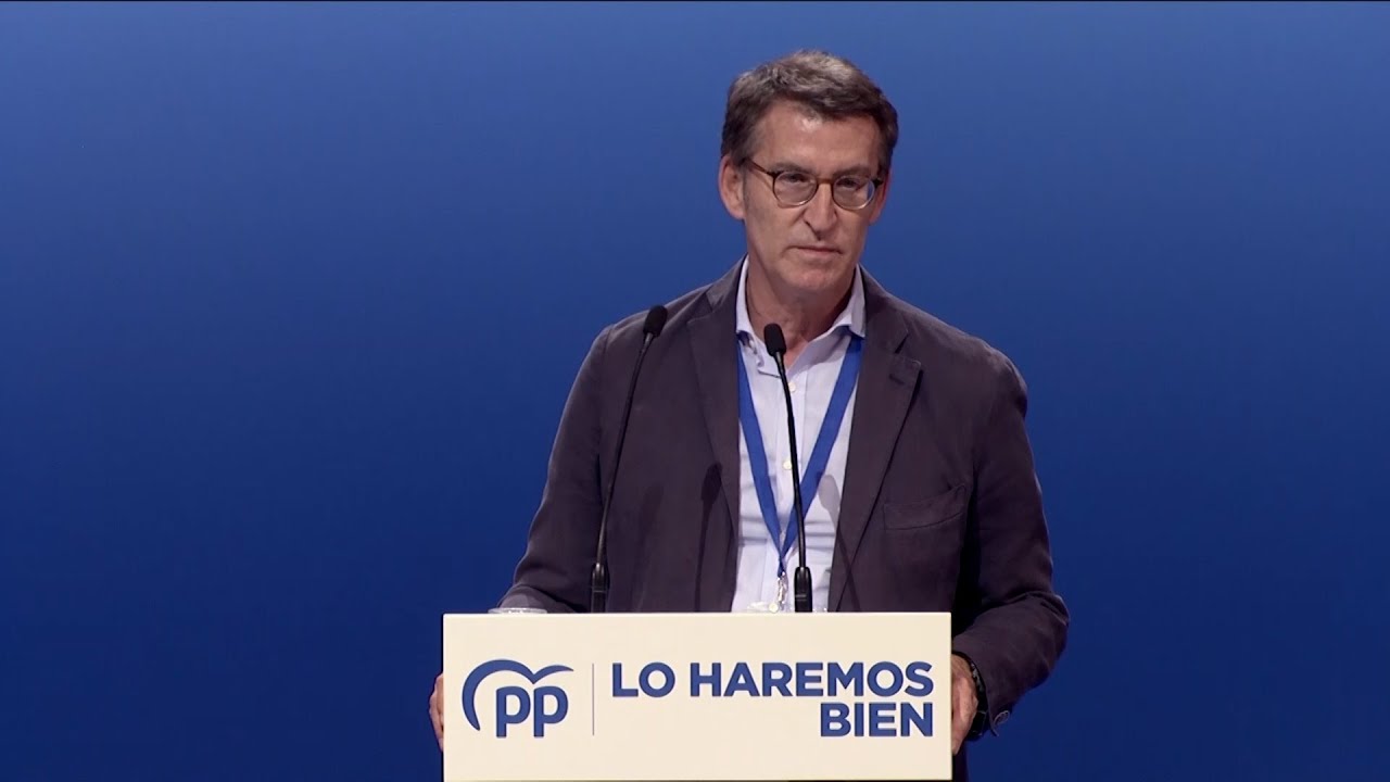 Feijóo da las gracias a Casado por sujetar la bandera del PP