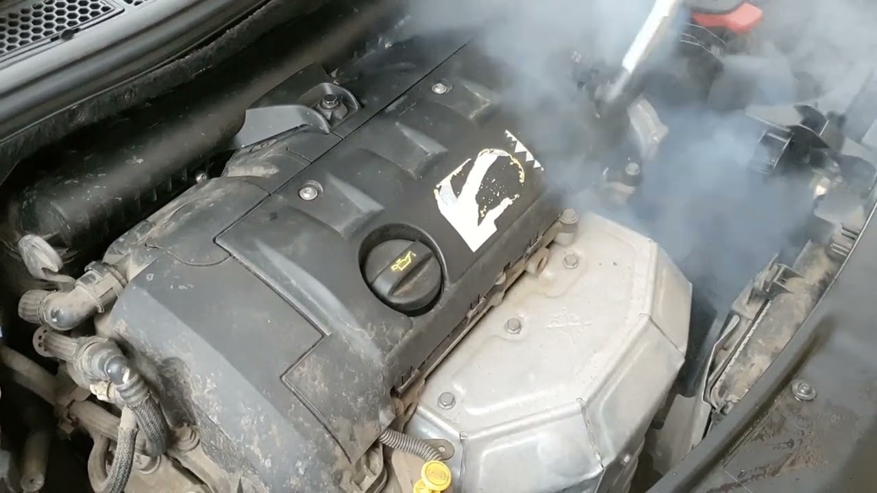 SZ&Aacute;RAZJEGES TISZT&Iacute;T&Aacute;S V&Iacute;ZMENTESEN - PEUGEOT 208 MOTORT&Eacute;R (Vigy&aacute;zat, hangos, zajos vide&oacute;)