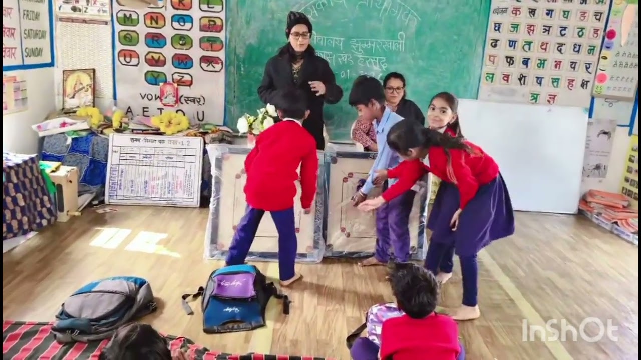 उपहार में मिली खेल सामग्री बच्चों को कैरम बोर्ड 🙏🏼