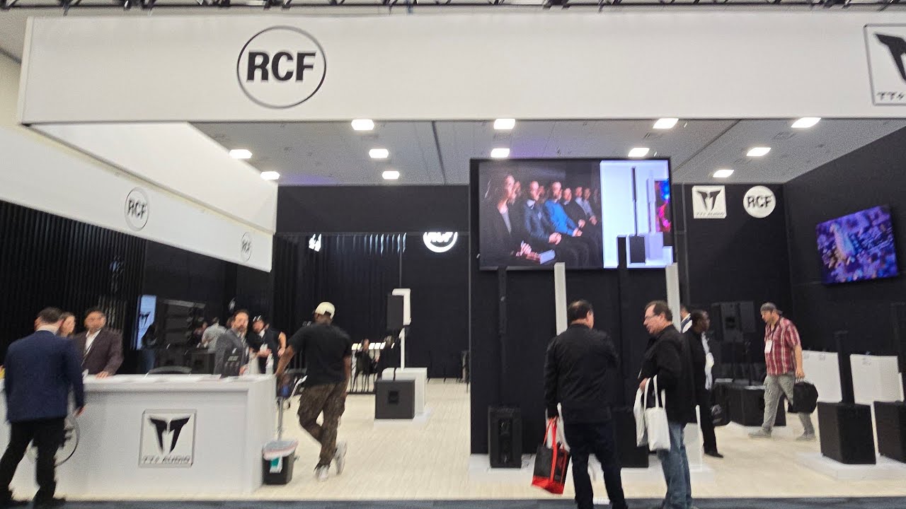 Прибытие к стенду RCF и вход в аудиодемонстрационный зал.