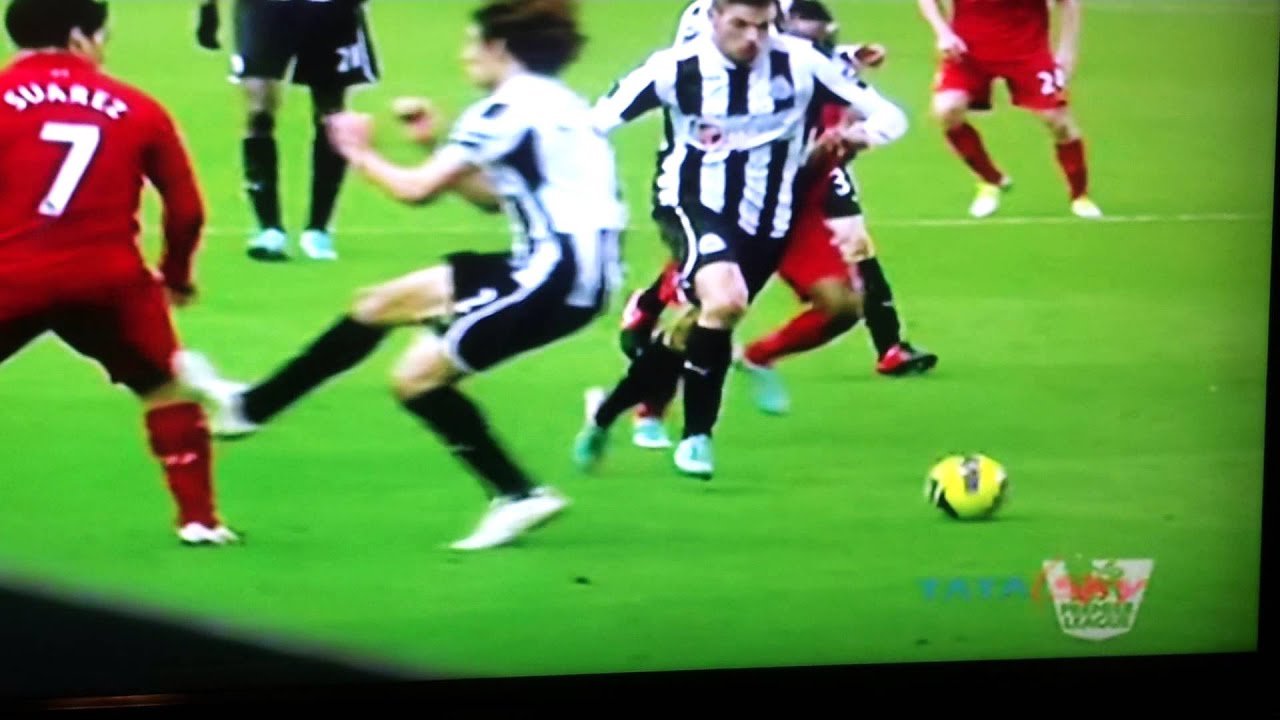 Coloccini Sent Off - Red Card Foul on Luis Suarez Liverpool vs Newcastle United 1-1