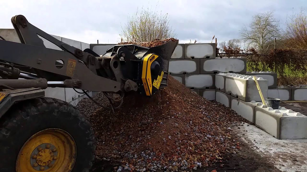 The MB crusher bucket MB-L160 crushing brickc and rubble