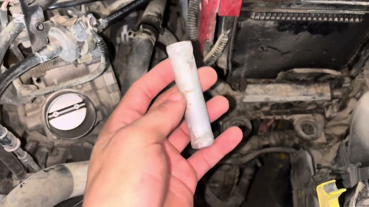 Cómo  corregir fuga de refrigerante y cambio de tanque refrigerante de un Ford fiesta