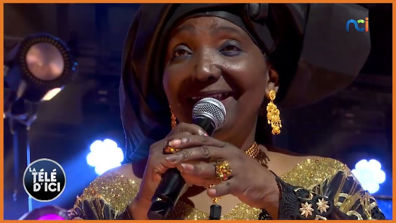 Aïcha Koné en prestation live sur la scène de La Télé d'Ici Saison 3