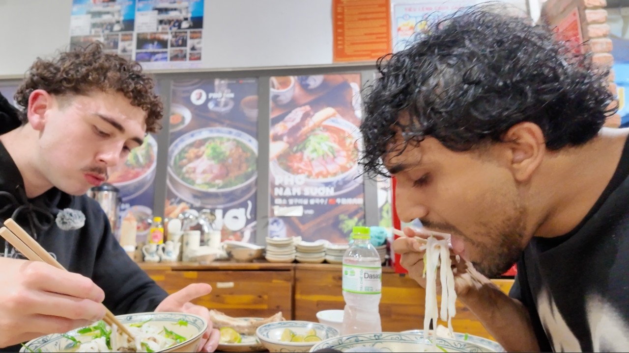 Trying Vietnam's Famous Phở 🇻🇳