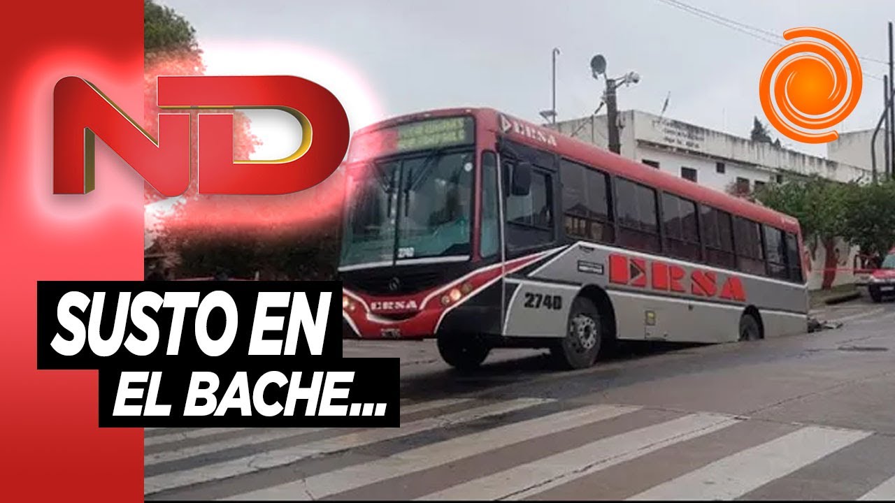 Córdoba: el asfalto cedió y se “tragó” a un colectivo urbano