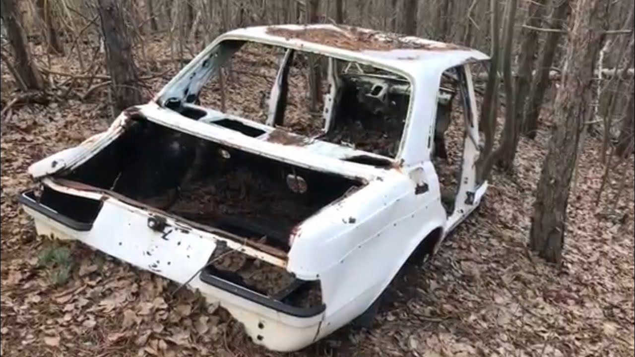Hogy kerül a Trabant az erdőbe? És a zöldséges Merci?
