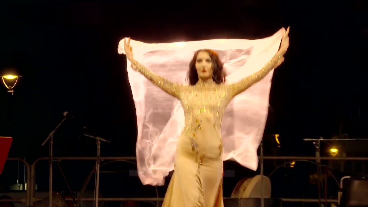 Danza Orientale con un velo... insolito!