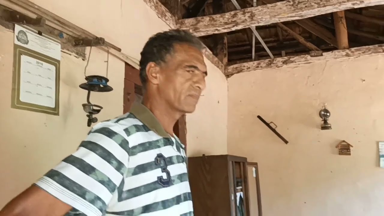 aos 53 anos ele mora na roça com a mãe de 96