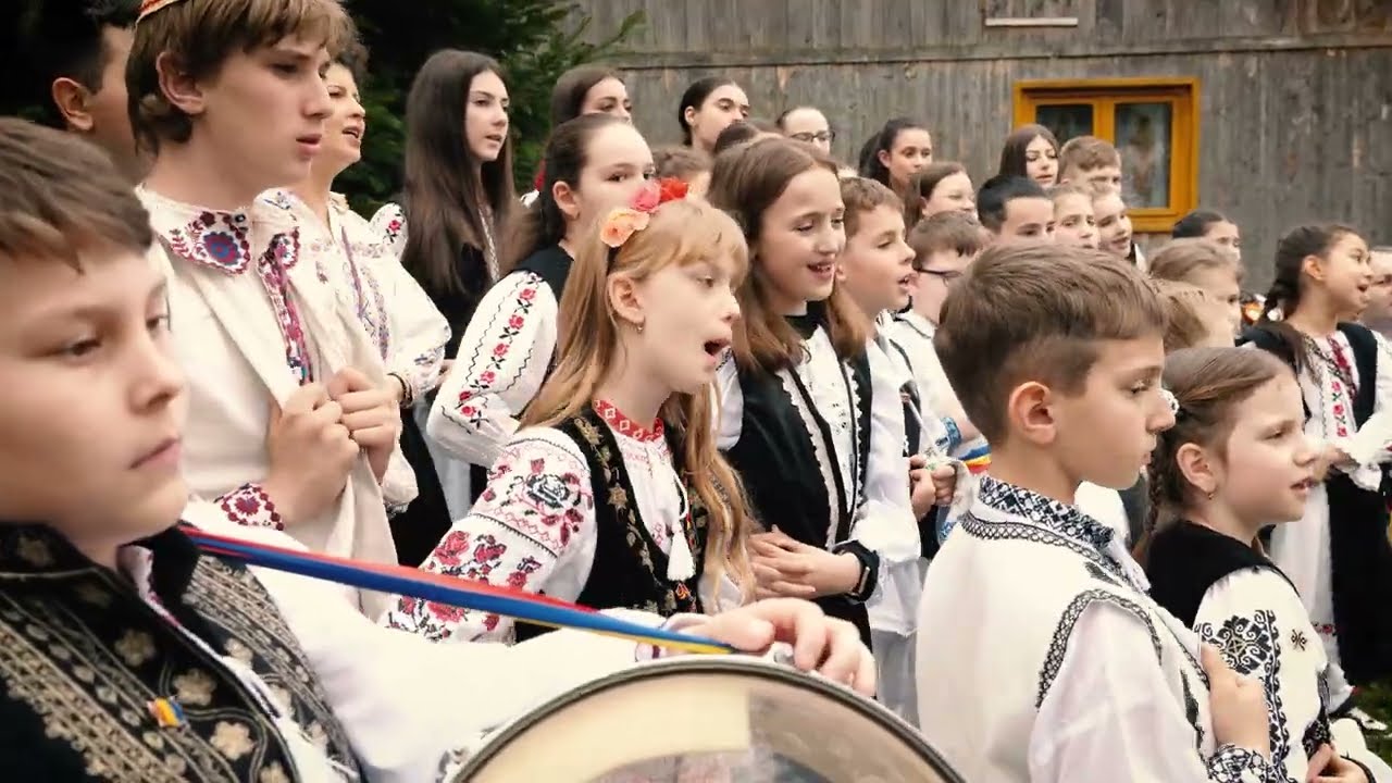 Junii Halmagiului-De ar fi mandra n deal la cruce