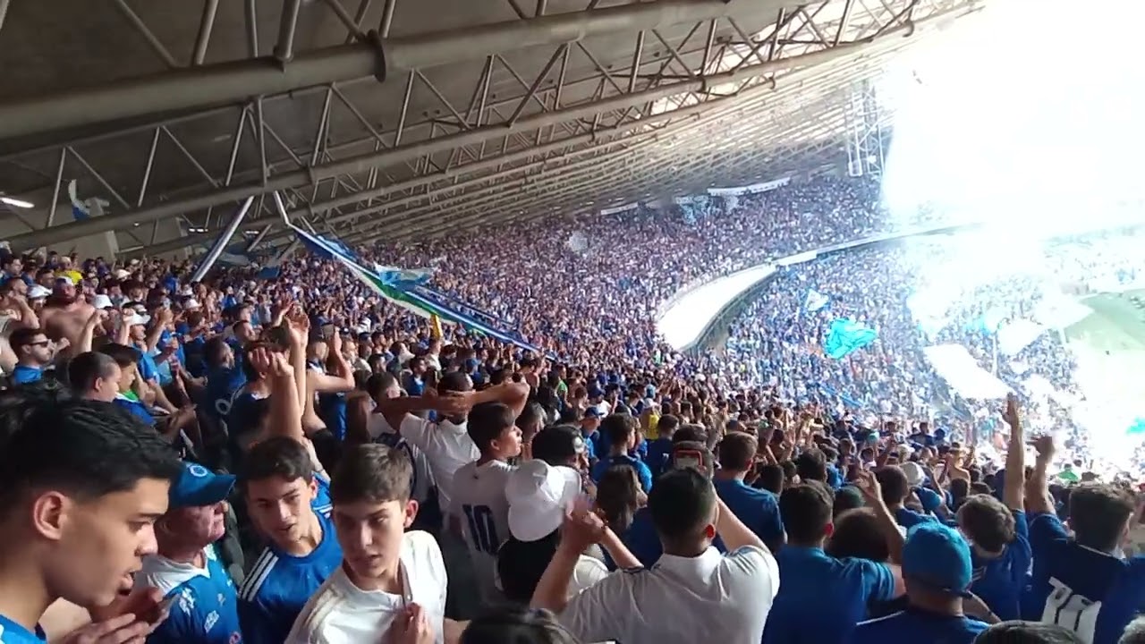 Espet&aacute;culo da Torcida Celeste no Empate contra o Crici&uacute;ma - M&uacute;sica do acesso.