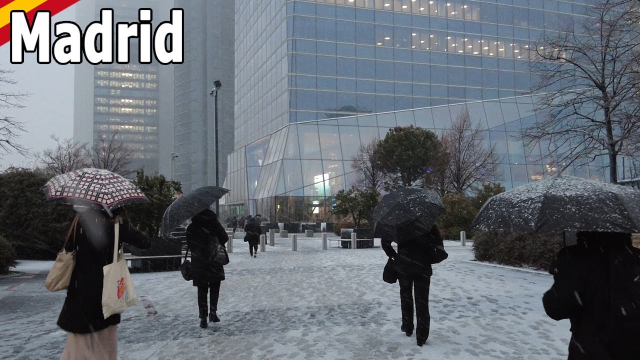 [4K] Snowfall in Madrid 🌨️ A walk through the city ❄️ (January 2026) Spain